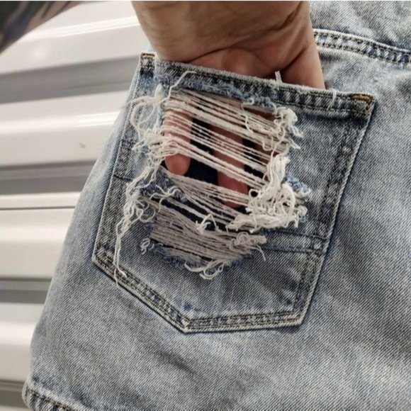 Ladies size 6 American Eagle super distressed mom jean shorts - Picture 6 of 9